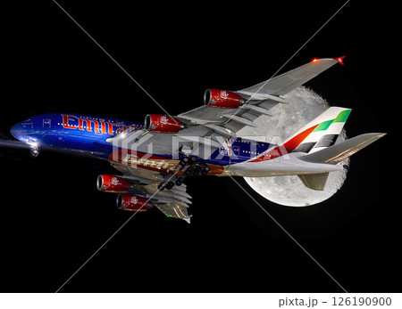 エミレーツ航空A380と月 126190900