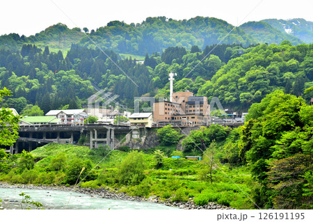 宇奈月温泉駅、宇奈月駅／宇奈月スノーパーク方面を望む(富山県黒部市)【2025.5】 126191195