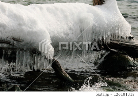 キラキラ光る着氷したツララ キラキラ光る着氷したツララ 126191318