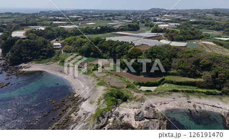 戸津浜と畑（空撮・回転） -　神奈川県三浦市,日本 126191470