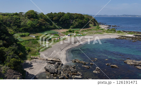 戸津浜の浜辺（空撮） -　神奈川県三浦市,日本 126191471