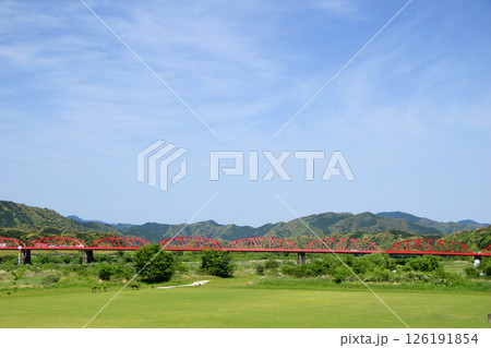 四万十川に架かる赤鉄橋 126191854
