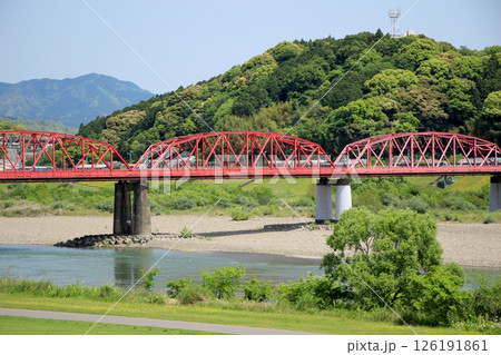 四万十川に架かる赤鉄橋 126191861