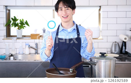 男性のキッチン　料理イメージ 126192589