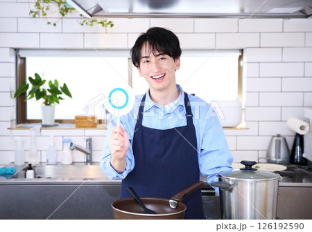 男性のキッチン　料理イメージ 126192590