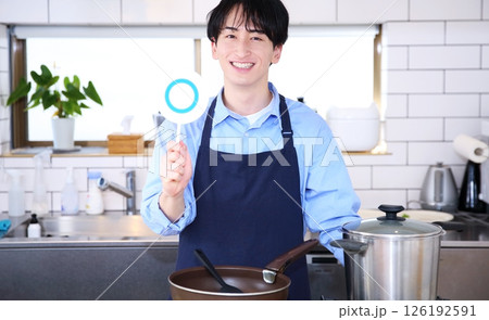 男性のキッチン　料理イメージ 126192591