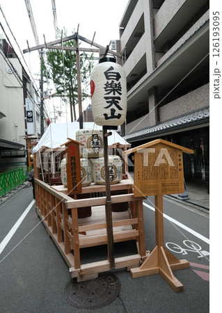 祇園祭白楽天山の山鉾建て 126193095