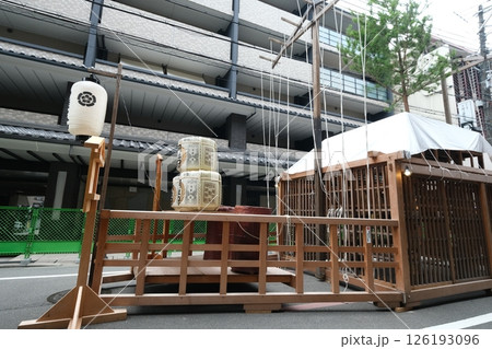 祇園祭白楽天山の山鉾建て 126193096