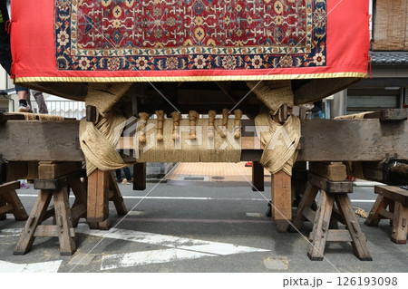祇園祭白楽天山の山鉾建て 126193098