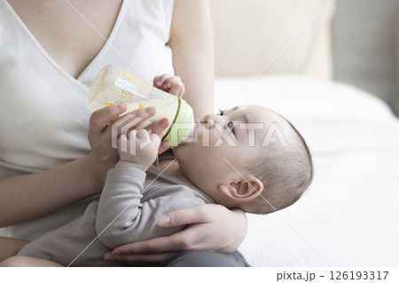 ミルクを飲む赤ちゃん 126193317