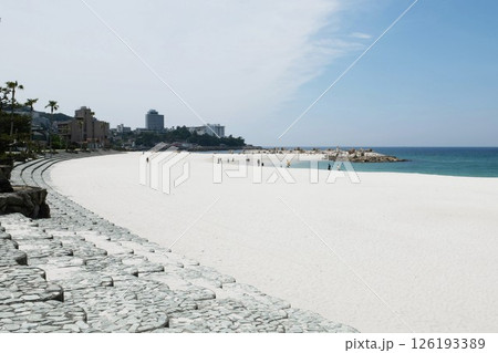 【白浜町　吉野熊野国立公園　石英の白砂の浜「白良浜」】 126193389