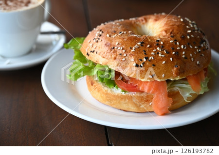 お洒落なカフェのヘルシーで美味しそうなベーグル 126193782