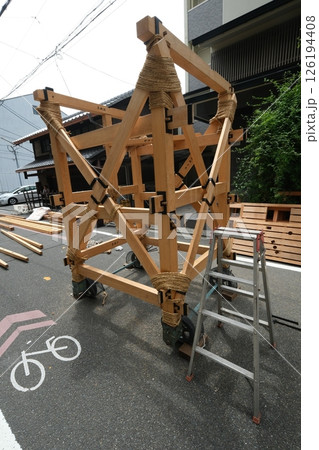 祇園祭油天神山の山鉾建て 126194408