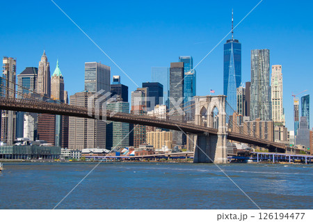 ニューヨークの高層ビル群とブルックリンブリッジ ニューヨークの高層ビル群とブルックリンブリッジ 126194477