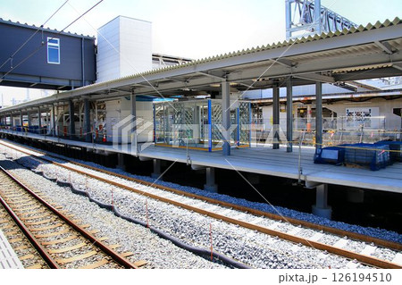 旧1番線ホームが高架化に向け姿を変える… 仮設下り線『春日部駅』新3・4番線 126194510