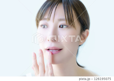 リップクリームを塗る若い女性　撮影協力：学校法人電波学園 東京電子専門学校 126195075