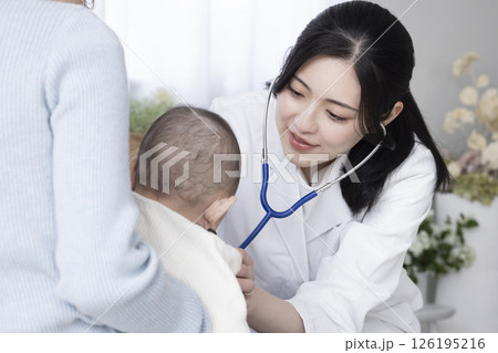 赤ちゃんを診察する女性医師 126195216