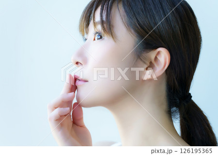 唇に指を当てる若い女性の横顔 撮影協力:学校法人電波学園 東京電子専門学校 唇に指を当てる若い女性の横顔 撮影協力:学校法人電波学園 東京電子専門学校 126195365