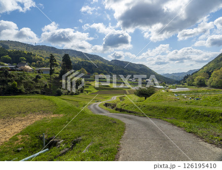 棚田か広がる里山の風景 棚田か広がる里山の風景 126195410