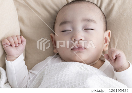 生後4ヶ月のかわいい赤ちゃん 126195423
