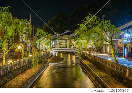 兵庫県豊岡市城崎町 ライトアップされた風情漂う城崎温泉の町並み 兵庫県豊岡市城崎町 ライトアップされた風情漂う城崎温泉の町並み 126195597