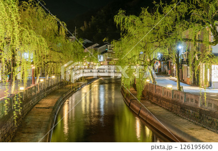 兵庫県豊岡市城崎町 ライトアップされた風情漂う城崎温泉の町並み 兵庫県豊岡市城崎町 ライトアップされた風情漂う城崎温泉の町並み 126195600