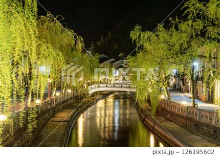 兵庫県豊岡市城崎町 ライトアップされた風情漂う城崎温泉の町並み 兵庫県豊岡市城崎町 ライトアップされた風情漂う城崎温泉の町並み 126195602