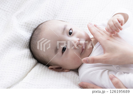 赤ちゃんにクリームを塗るママの手 赤ちゃんにクリームを塗るママの手 126195689
