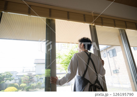 窓から外を眺める男性　空気の入れ替えやお掃除スッキリ 126195790