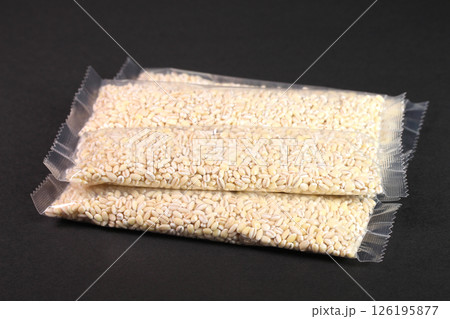 小袋に入ったもち麦　 126195877