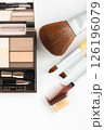 メイクブラシとアイシャドウ 126196079