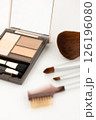 メイクブラシとアイシャドウ 126196080