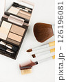 メイクブラシとアイシャドウ 126196081