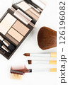 メイクブラシとアイシャドウ 126196082