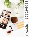 メイクブラシとアイシャドウ 126196083