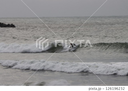 三国サンセットビーチのサーファー 三国サンセットビーチのサーファー 126196232
