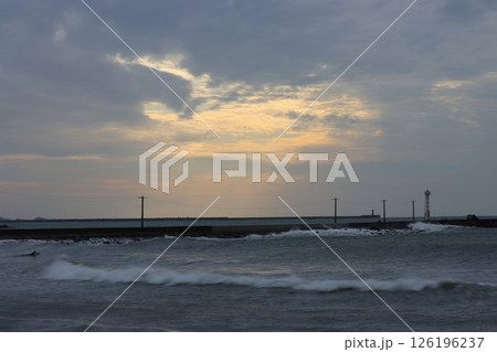 あいにくの荒天・夕日百選のビーチ 126196237