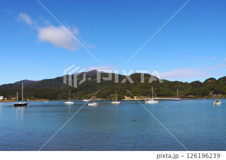 凪いだ海に浮かぶヨット 凪いだ海に浮かぶヨット 126196239