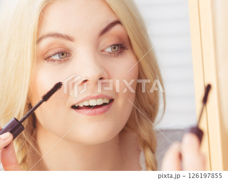 Woman using mascara 126197855