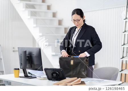 出発準備する建設会社の女性社員 出発準備する建設会社の女性社員 126198465