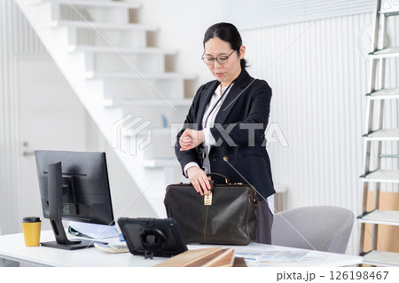 出発準備する建設会社の女性社員 出発準備する建設会社の女性社員 126198467