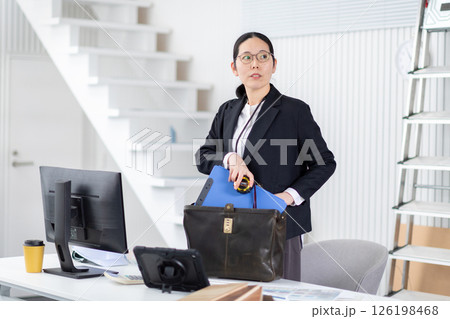 出発準備する建設会社の女性社員 126198468
