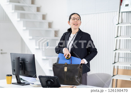 出発準備する建設会社の女性社員 出発準備する建設会社の女性社員 126198470