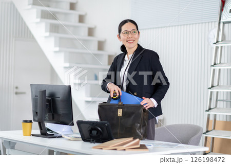 出発準備する建設会社の女性社員 出発準備する建設会社の女性社員 126198472