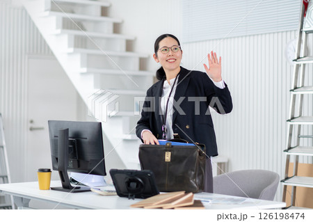 出発準備する建設会社の女性社員 126198474