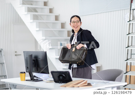 出発準備する建設会社の女性社員 出発準備する建設会社の女性社員 126198479