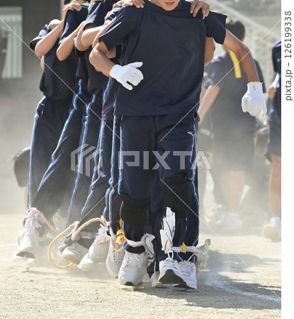 体育祭でムカデ競走する人々 体育祭でムカデ競走する人々 126199338