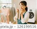 部屋干しする女性 126199516