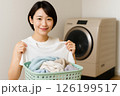 洗濯する女性 126199517