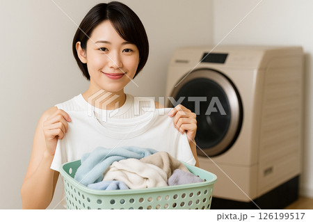 洗濯する女性 洗濯する女性 126199517